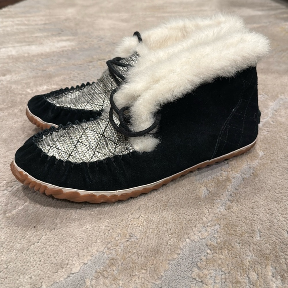Sorel Women's Moccasins 10.5 EUC black with off white fur and silver toe